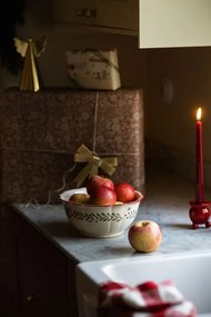 Bol din ceramică artizanală albă cu motiv de Crăciun pictat manual, frunze și fructe roșii, margini ondulate, 22 × 10 cm, „Esther Lingonberry"