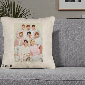 Perna Personalizata K-pop Stray Kids Foto Grup Pastel Roz-Alb cu 8 Membrii, 40x40 cm, Bej Canapea, Husa Detasabila, Perna Inclusa, BEKZ®