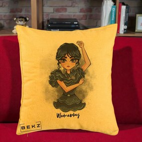 Perna Personalizata Wednesday Addams Dancing Queen, 40x40 cm, Galben, Husa Detasabila, Perna Inclusa, BEKZ®
