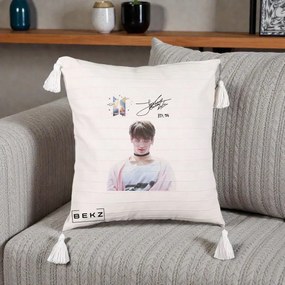 Perna Personalizata K-pop BTS Jungkook Portret cu Ochelari Autograf, 40x40 cm, Bej cu Franjuri, Husa Detasabila, Perna Inclusa, BEKZ®