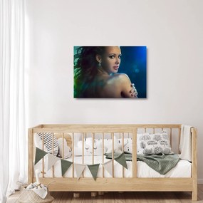 Tablou pe sticlă - Privirea unei femei tinere (70x50 cm)