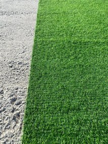 Gazon artificial / covor iarba decorativa verde Leisure, inaltime fir 15 mm, cu micro orificii pentru scurgere a apei, pentru interior/exterior, dimensiuni variate