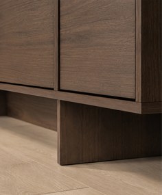 Comodă cu patru uși Zolia 180 cm pe plintă - nuc elegant