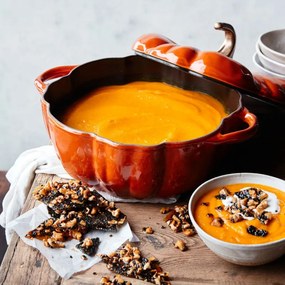 Oala din fonta in forma de dovleac Staub Pumpkin P687129, 24 cm, 3,45 l, Toate plitele inclusiv inductie si cuptor pana la 240°C, Acoperire emailata, Portocaliu