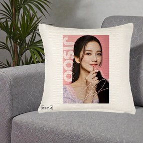 Perna Personalizata K-pop BLACKPINK Jisoo cu Semnatura si Fond Roz, 40x40 cm, Crem Reliefat, Husa Detasabila, Perna Inclusa, BEKZ®