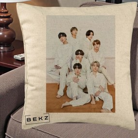 Perna Personalizata K-pop BTS Foto Grup All-White Elegant, 40x40 cm, Bej, Husa Detasabila, Perna Inclusa, BEKZ®