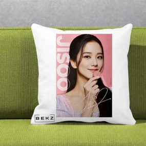 Perna Personalizata K-pop BLACKPINK Jisoo cu Semnatura si Fond Roz, 40x40 cm, Alba Mata, Husa Detasabila, Perna Inclusa, BEKZ®