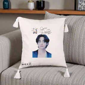 Perna Personalizata K-pop BTS V Taehyung Portret cu Autograf, 40x40 cm, Bej cu Franjuri, Husa Detasabila, Perna Inclusa, BEKZ®