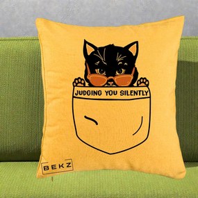 Perna Decorativa Judging You Silently Pisica Buzunar, 40x40 cm, Galben, Husa Detasabila, Perna Inclusa, BEKZ®