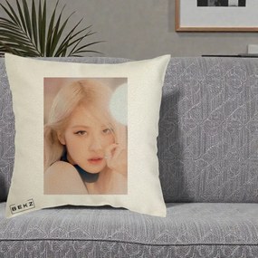Perna Personalizata K-pop BLACKPINK Rose Blond cu Inel Roz Pastel, 40x40 cm, Ecru, Husa Detasabila, Perna Inclusa, BEKZ®