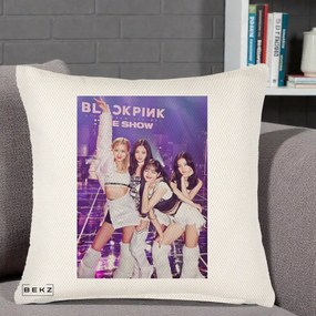 Perna Personalizata K-pop BLACKPINK The Show Concert cu 4 Membre pe Scena, 40x40 cm, Crem Reliefat, Husa Detasabila, Perna Inclusa, BEKZ®