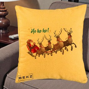 Perna Decorativa Ho Ho Ho Mos Craciun cu Sanie si Reni, 40x40 cm, Galben, Husa Detasabila, Perna Inclusa, BEKZ®