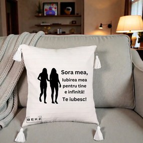 Cadou pentru Sora - Perna Personalizata Sora Mea Te Iubesc Siluete Negre Tinand Maini, 40x40 cm, Bej cu Franjuri, Husa Detasabila, Perna Inclusa, BEKZ®
