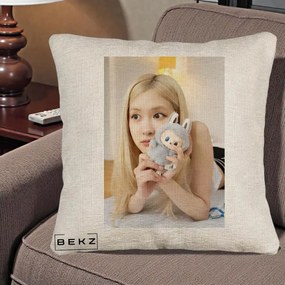 Perna Personalizata K-pop BLACKPINK Rose cu Papusa Iepure, 40x40 cm, Bej Canapea, Husa Detasabila, Perna Inclusa, BEKZ®