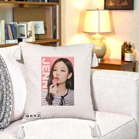 Perna Personalizata K-pop BLACKPINK Jennie cu Semnatura si Fond Roz, 40x40 cm, Bej cu Franjuri, Husa Detasabila, Perna Inclusa, BEKZ®