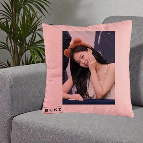 Perna Personalizata K-pop BLACKPINK Jennie Cute cu Diadema Ursulet, 40x40 cm, Roz, Husa Detasabila, Perna Inclusa, BEKZ®