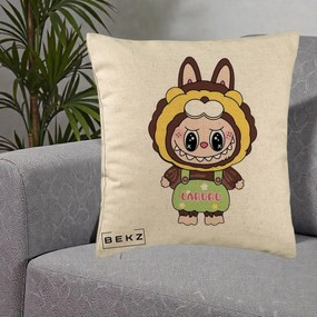 Perna Personalizata Labubu Leu Galben cu Salopeta, 40x40 cm, Bej, Husa Detasabila, Perna Inclusa, BEKZ®
