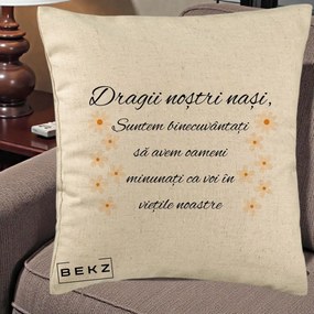 Cadou pentru Nasi - Perna Personalizata Dragii Nostri Nasi Suntem Binecuvantati cu Floricele, 40x40 cm, Bej, Husa Detasabila, Perna Inclusa, BEKZ®