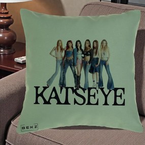 Perna Personalizata K-pop KATSEYE Foto Grup Blugi, 40x40 cm, Verde, Husa Detasabila, Perna Inclusa, BEKZ®
