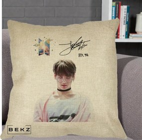 Perna Personalizata K-pop BTS Jungkook Portret cu Ochelari Autograf, 40x40 cm, Crem, Husa Detasabila, Perna Inclusa, BEKZ®