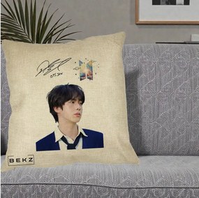 Perna Personalizata K-pop BTS Jin Portret Tinuta Albastra Autograf, 40x40 cm, Crem, Husa Detasabila, Perna Inclusa, BEKZ®