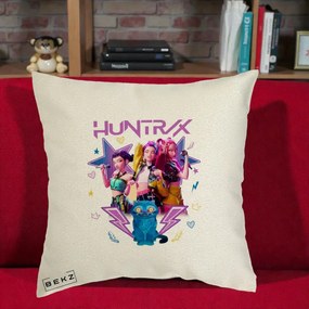 Perna Personalizata K-pop HUNTRX Trio 3D cu Pisica Fulgere, 40x40 cm, Ecru, Husa Detasabila, Perna Inclusa, BEKZ®