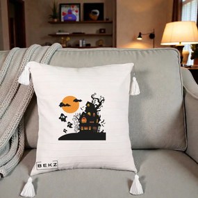 Perna Decorativa Halloween Casa Bantuita cu Fantome, 40x40 cm, Bej cu Franjuri, Husa Detasabila, Perna Inclusa, BEKZ®