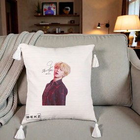 Perna Personalizata K-pop BTS Jimin Portret Artistic par Blond Autograf, 40x40 cm, Bej cu Franjuri, Husa Detasabila, Perna Inclusa, BEKZ®