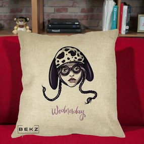 Perna Personalizata Wednesday Addams cu Caine Dalmatian, 40x40 cm, Crem, Husa Detasabila, Perna Inclusa, BEKZ®