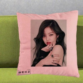 Perna Personalizata K-pop BLACKPINK Jennie Editorial Negru cu Inele, 40x40 cm, Roz, Husa Detasabila, Perna Inclusa, BEKZ®