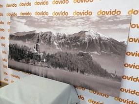 Tablou biserică lângă lac în Bled Slovenia alb-negru