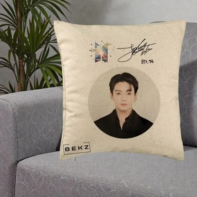 Perna Personalizata K-pop BTS Jungkook Portret cu Autograf, 40x40 cm, Bej, Husa Detasabila, Perna Inclusa, BEKZ®
