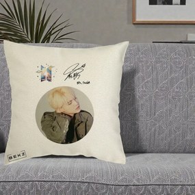 Perna Personalizata K-pop BTS Suga Portret cu Autograf, 40x40 cm, Ecru, Husa Detasabila, Perna Inclusa, BEKZ®