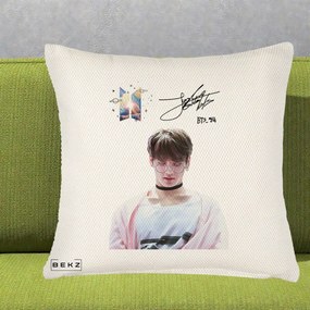 Perna Personalizata K-pop BTS Jungkook Portret cu Ochelari Autograf, 40x40 cm, Crem Reliefat, Husa Detasabila, Perna Inclusa, BEKZ®