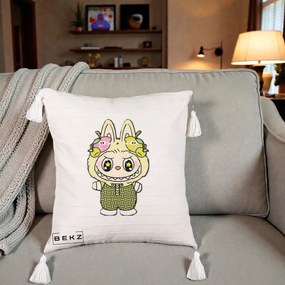 Perna Personalizata Labubu Galben cu Mere si Salopeta, 40x40 cm, Bej cu Franjuri, Husa Detasabila, Perna Inclusa, BEKZ®