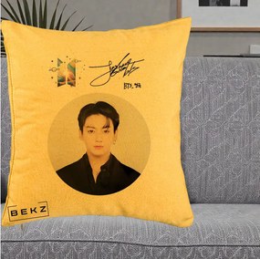 Perna Personalizata K-pop BTS Jungkook Portret cu Autograf, 40x40 cm, Galben, Husa Detasabila, Perna Inclusa, BEKZ®