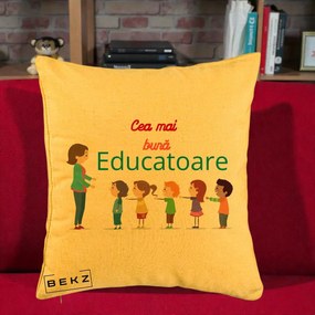 Cadou pentru Educatoare - Perna Personalizata Cea mai Buna Educatoare cu Ilustratie Copii si Educatoare, 40x40 cm, Galben, Husa Detasabila, Perna Inclusa, BEKZ®