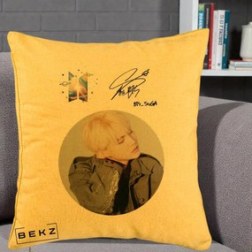 Perna Personalizata K-pop BTS Suga Portret cu Autograf, 40x40 cm, Galben, Husa Detasabila, Perna Inclusa, BEKZ®