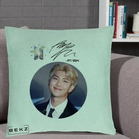 Perna Personalizata K-pop BTS RM Namjoon Portret Cerc cu Autograf, 40x40 cm, Verde Menta, Husa Detasabila, Perna Inclusa, BEKZ®