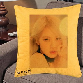 Perna Personalizata K-pop BLACKPINK Rose Blond cu Inel Roz Pastel, 40x40 cm, Galben, Husa Detasabila, Perna Inclusa, BEKZ®