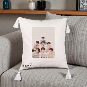 Perna Personalizata K-pop BTS Foto Grup Pastel, 40x40 cm, Bej cu Franjuri, Husa Detasabila, Perna Inclusa, BEKZ®