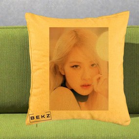 Perna Personalizata K-pop BLACKPINK Rose Blond cu Inel Roz Pastel, 40x40 cm, Galben, Husa Detasabila, Perna Inclusa, BEKZ®