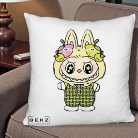 Perna Personalizata Labubu Galben cu Mere si Salopeta, 40x40 cm, Alb Pufos, Husa Detasabila, Perna Inclusa, BEKZ®