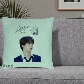 Perna Personalizata K-pop BTS Jin Portret Tinuta Albastra Autograf, 40x40 cm, Verde Menta, Husa Detasabila, Perna Inclusa, BEKZ®