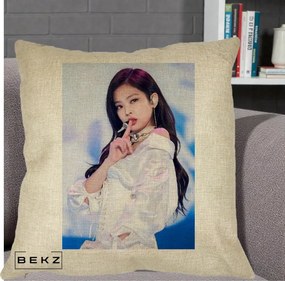 Perna Personalizata K-pop BLACKPINK Jennie Concert Alb cu Microfon, 40x40 cm, Crem, Husa Detasabila, Perna Inclusa, BEKZ®