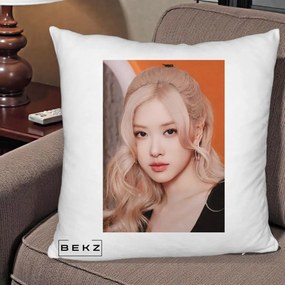 Perna Personalizata K-pop BLACKPINK cu Funda Rosie, 40x40 cm, Alb Pufos, Husa Detasabila, Perna Inclusa, BEKZ®