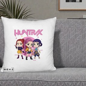 Perna Personalizata K-pop HUNTRX Trio Chibi cu Arme, 40x40 cm, Alb Pufos, Husa Detasabila, Perna Inclusa, BEKZ®