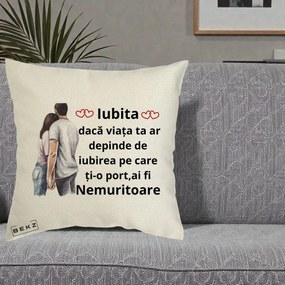 Cadou pentru Iubita - Perna Personalizata Iubita Nemuritoare cu Cuplu Acuarela Roz si Inimi, 40x40 cm, Ecru, Husa Detasabila, Perna Inclusa, BEKZ®