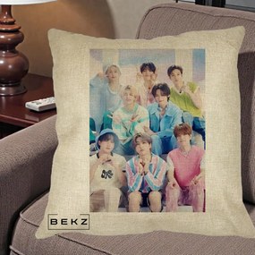 Perna Personalizata K-Pop Grup Foto Pasteluri cu 8 Artisti, 40x40 cm, Crem, Husa Detasabila, Perna Inclusa, BEKZ®