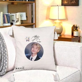 Perna Personalizata K-pop BTS RM Namjoon Portret Cerc cu Autograf, 40x40 cm, Bej cu Franjuri, Husa Detasabila, Perna Inclusa, BEKZ®